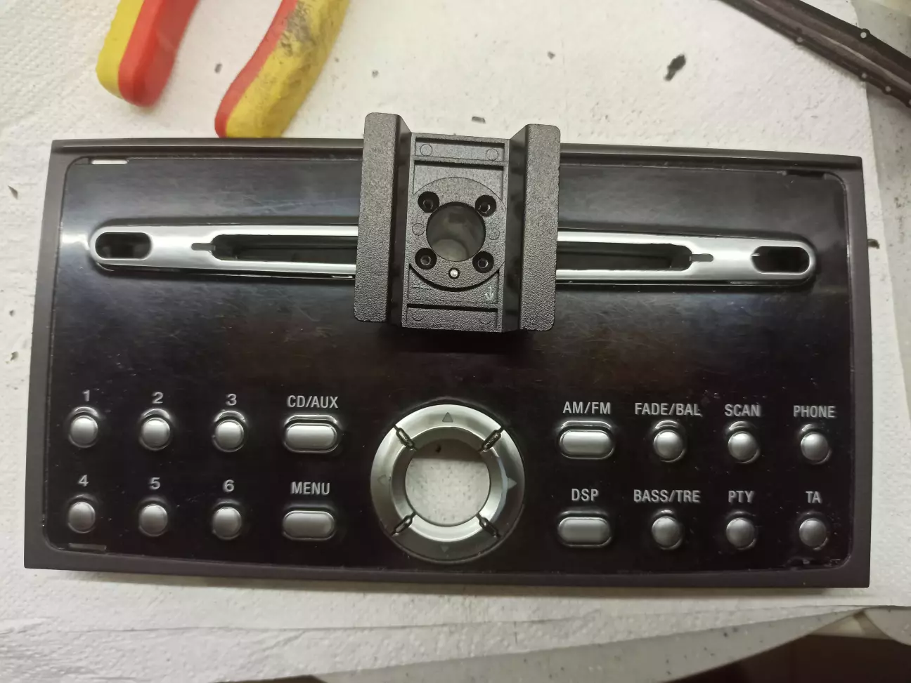 Вжух і кронштейн протиснувся.