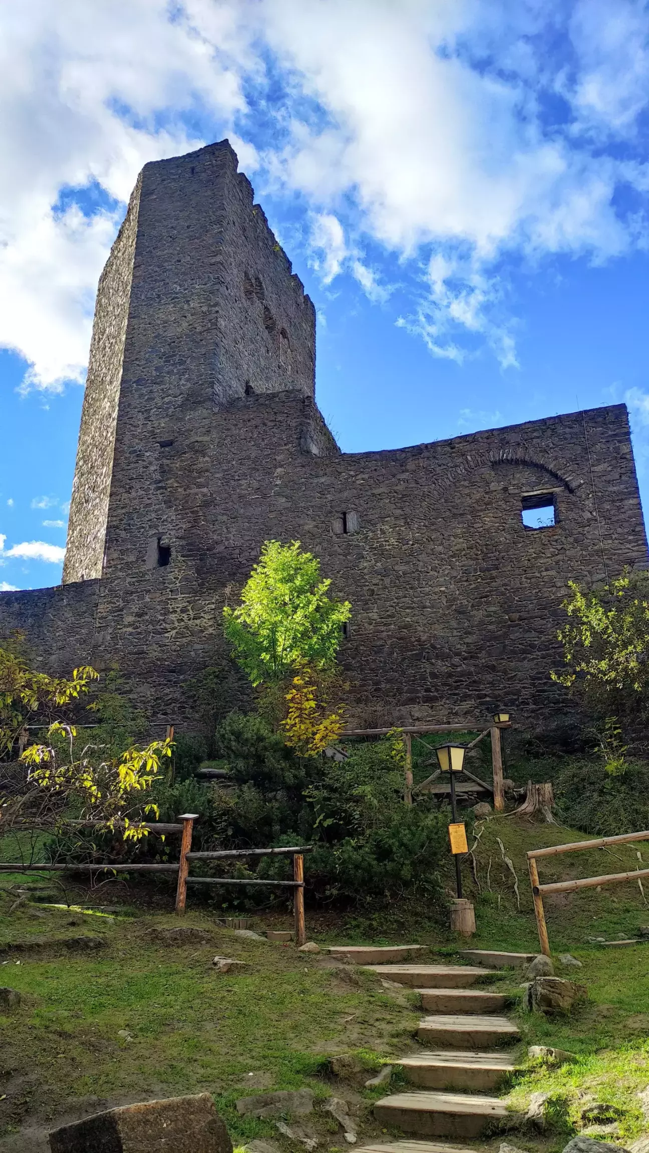 невідреставрована частина замку