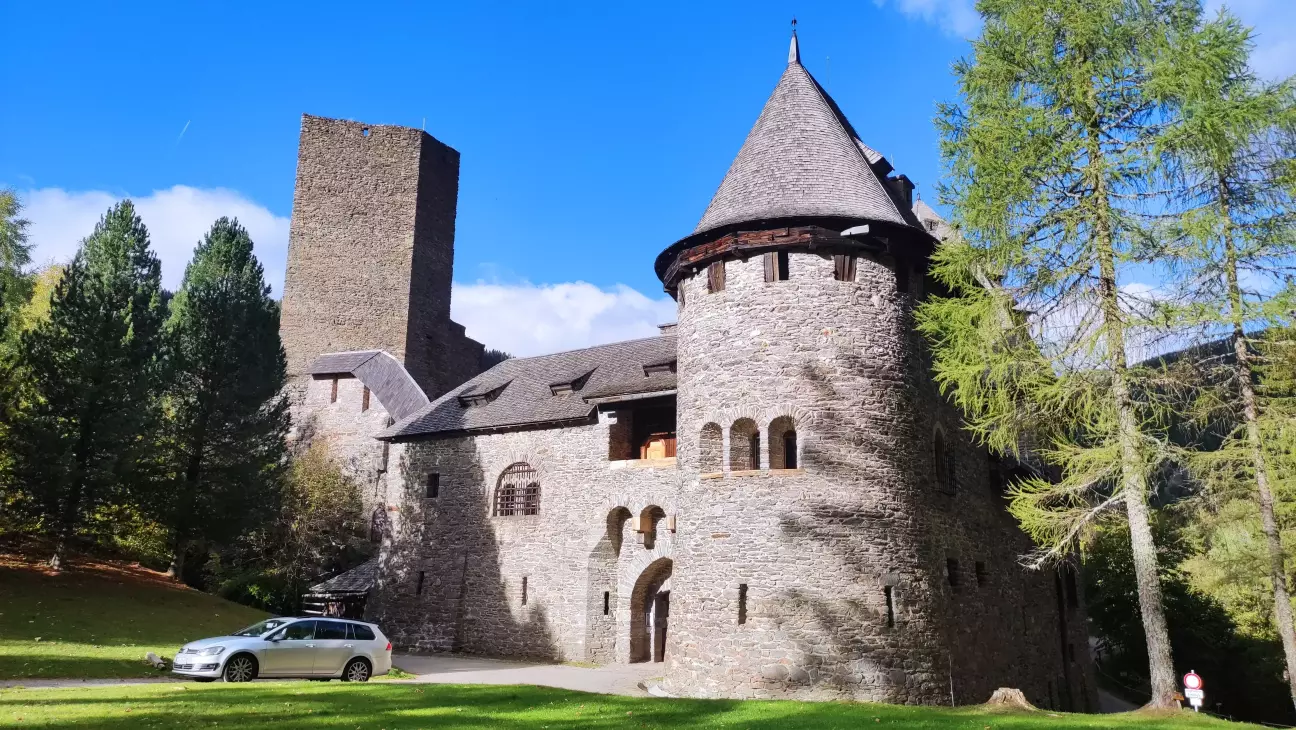 загальний вид з галявини перед замком