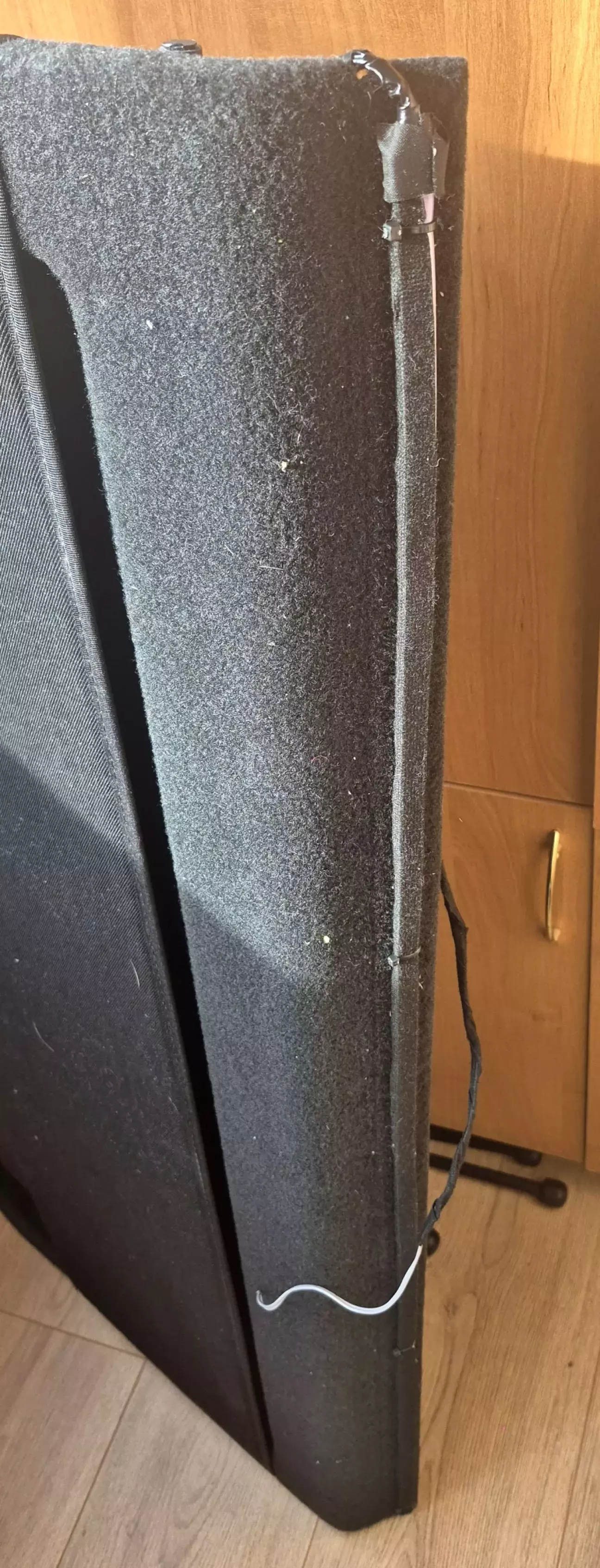 Закріпив стрічку на двосторонній скотч, додатково додав стяжки та прикрив антискрипною стрічкою.