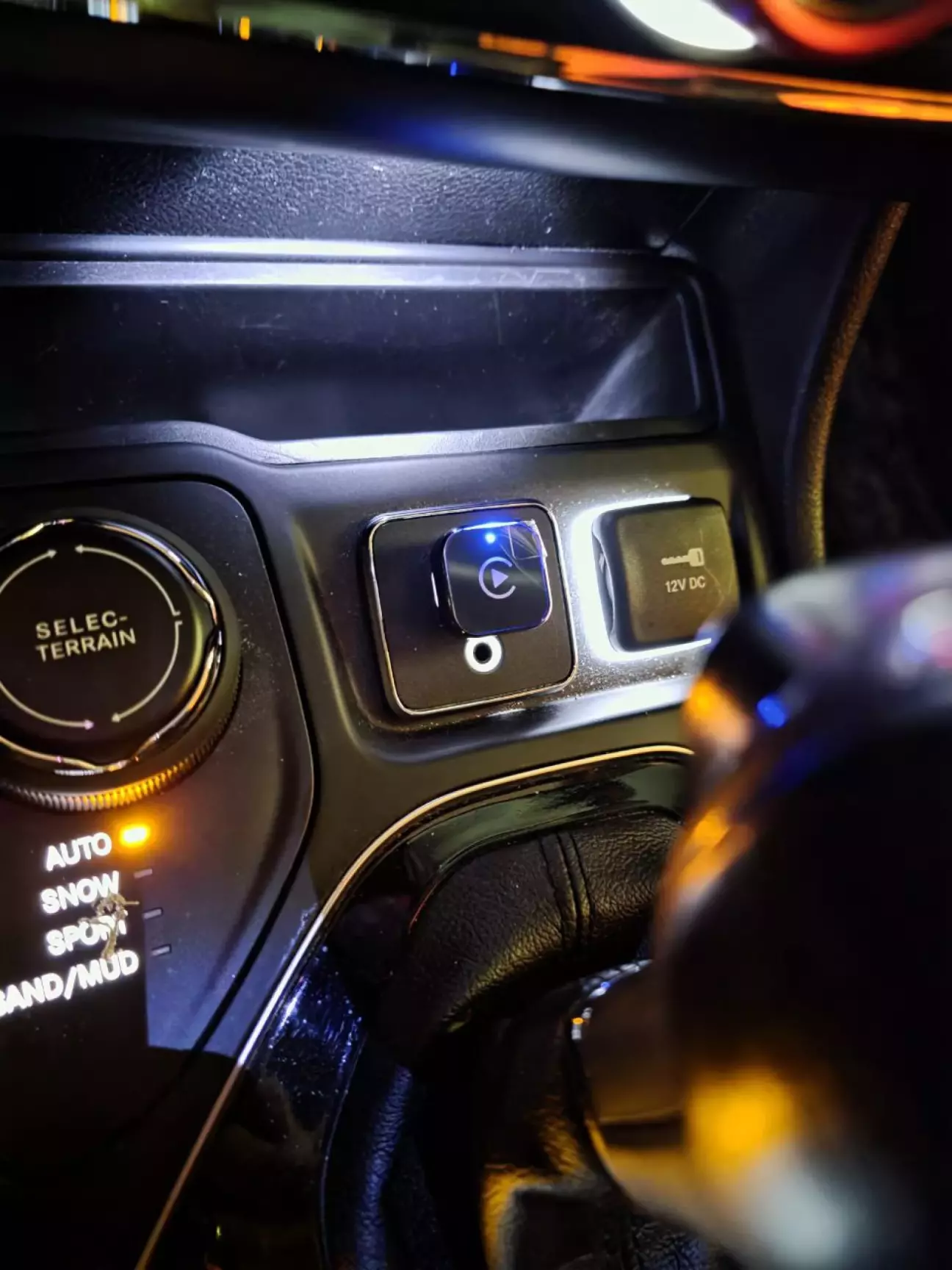 Так сидить в головному USB порті. Тут ще з незнятою захисною наліпкою.