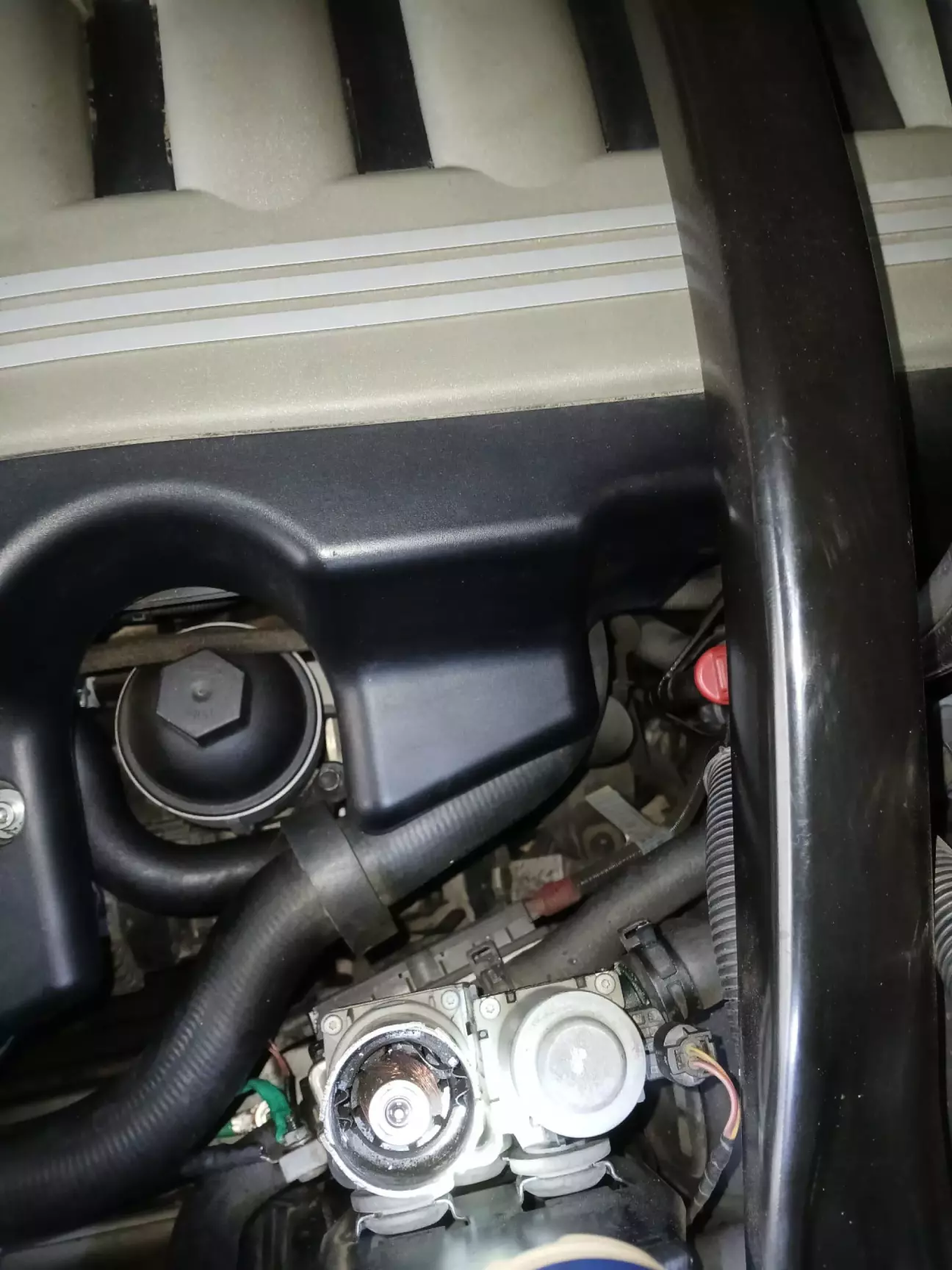 Вигляд зверху області робіт та електромотор без кришки з щітками