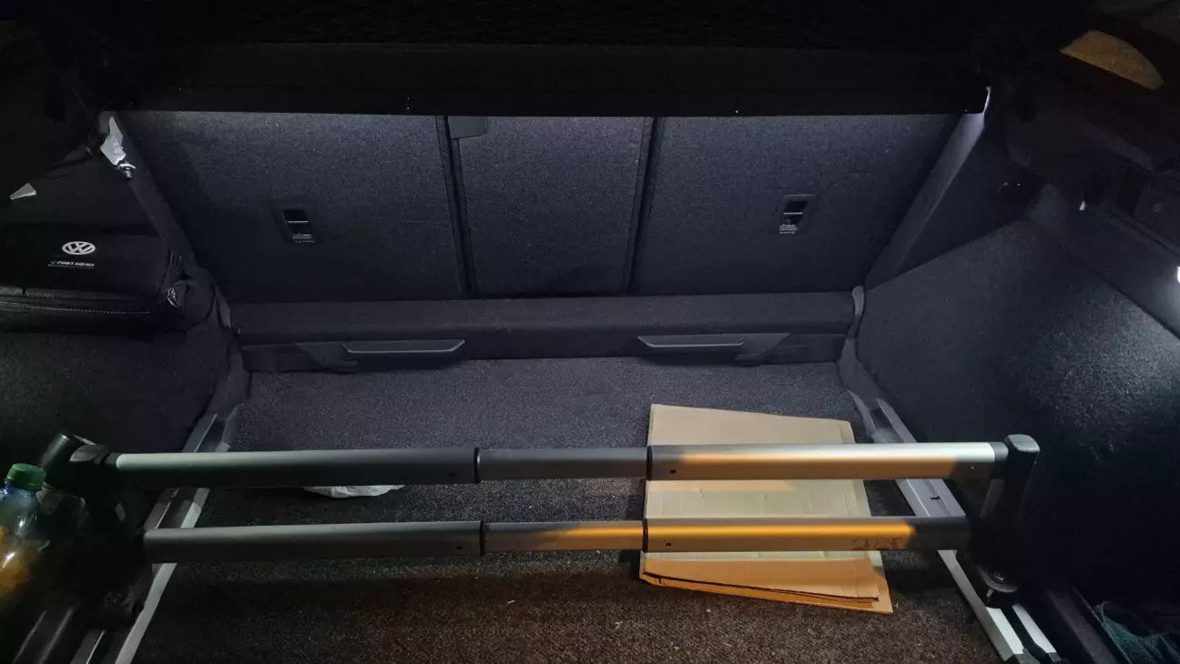 Світло м'яке, наче стікає по спинках 2-го ряду. Дуже добре освітлює багажник