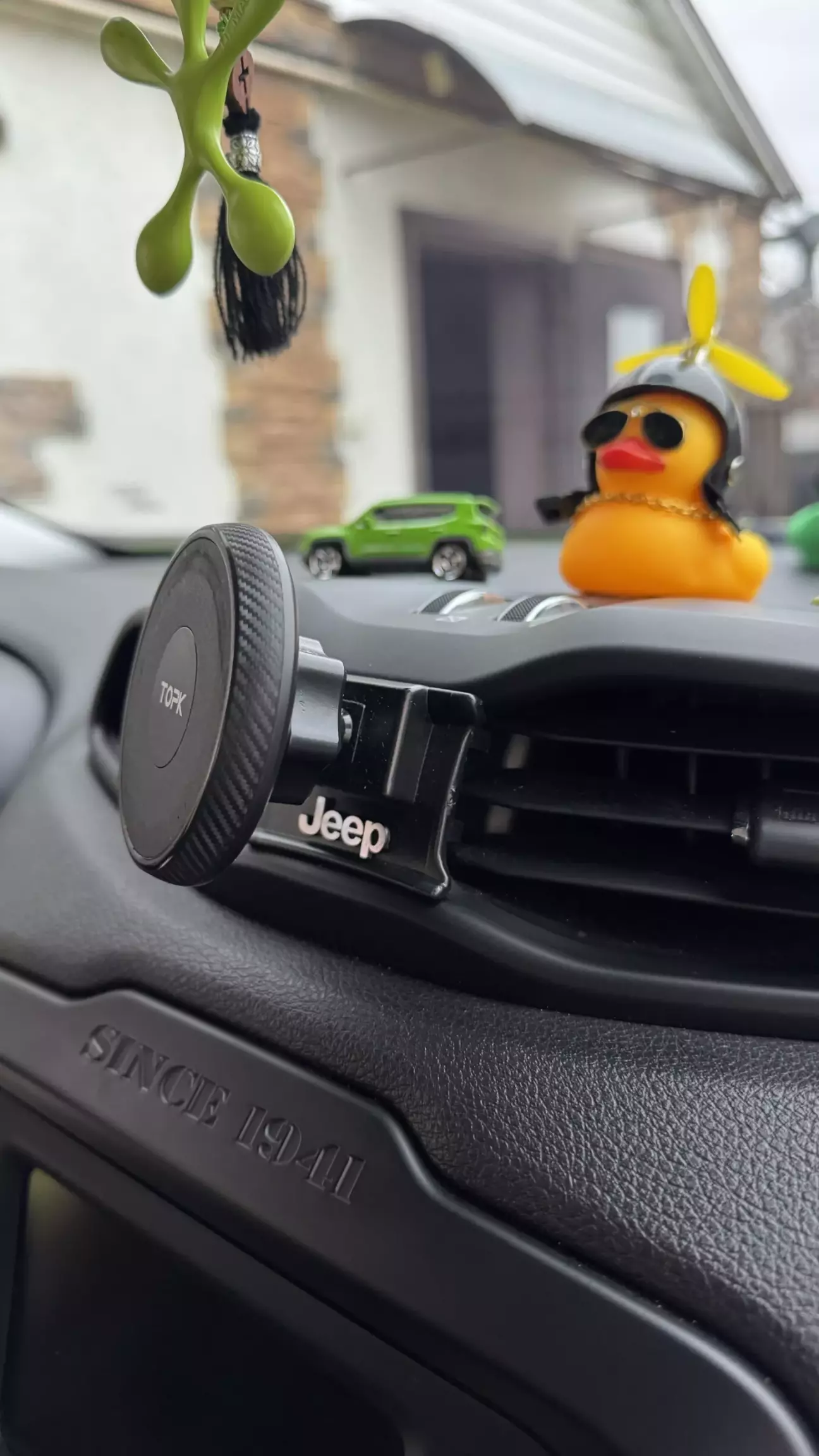 Модельний тримач, є для багатьох моделей Jeep, наліпку купував окремо 😁