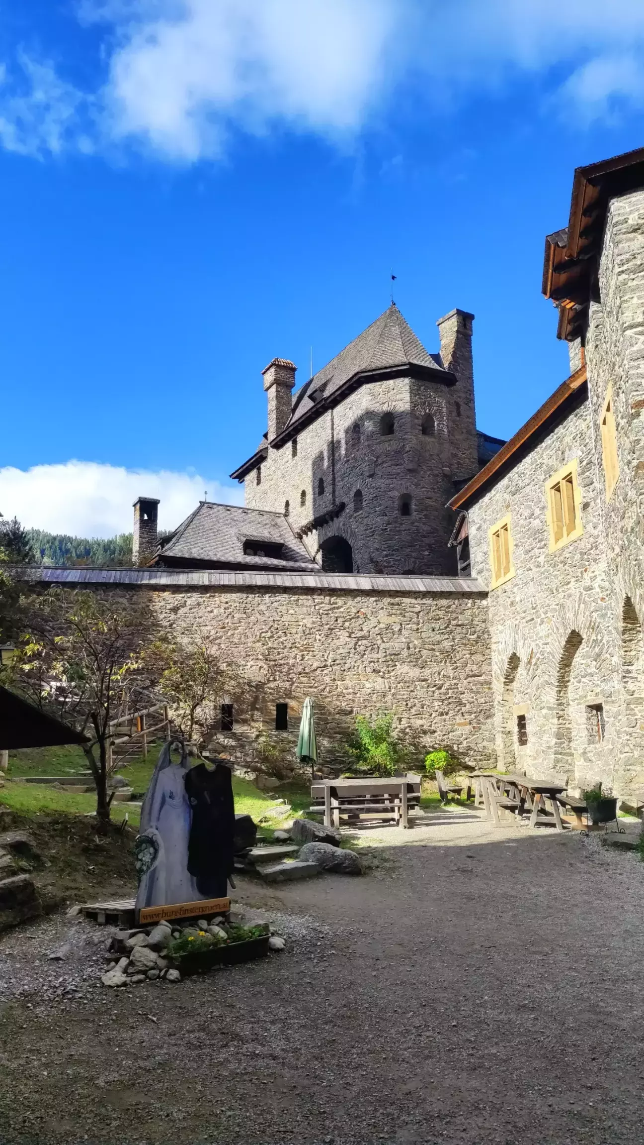 найбільший із внутрішніх дворів