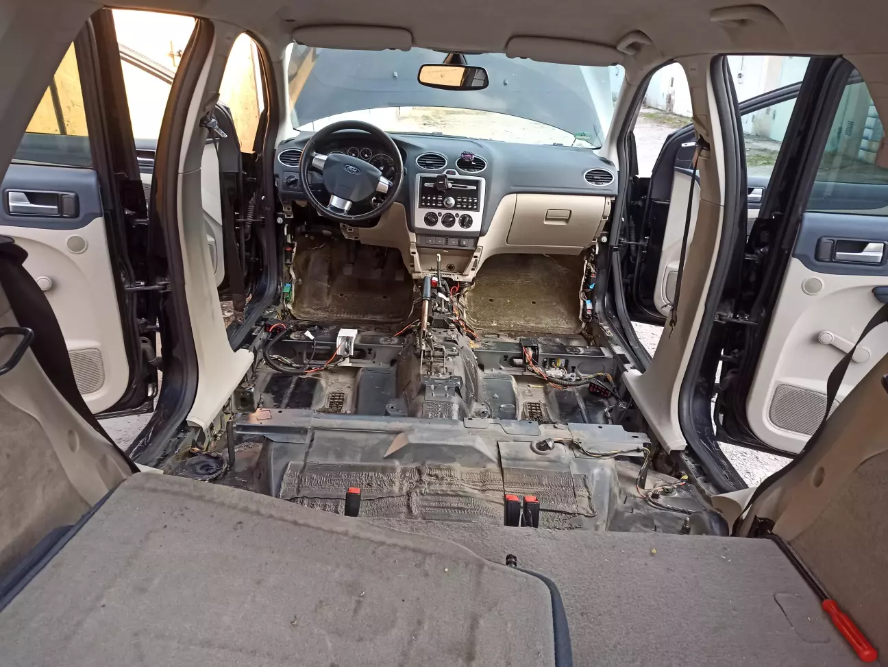 Знімаємо зайвий пластик та виймаємо ковролін з приклеєним заводським войлоком.