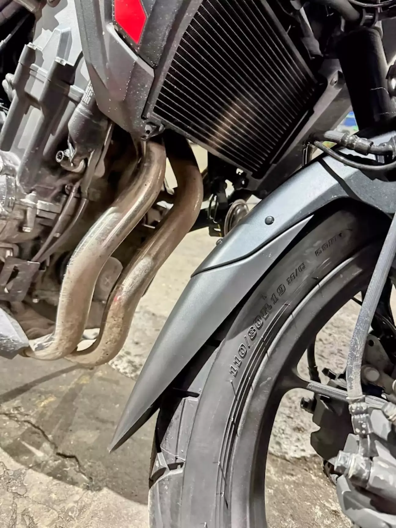 Крыло на месте - по фото можно увидеть как закидывает мотор, и это прост влажная трасса была, не лужи или грязь.