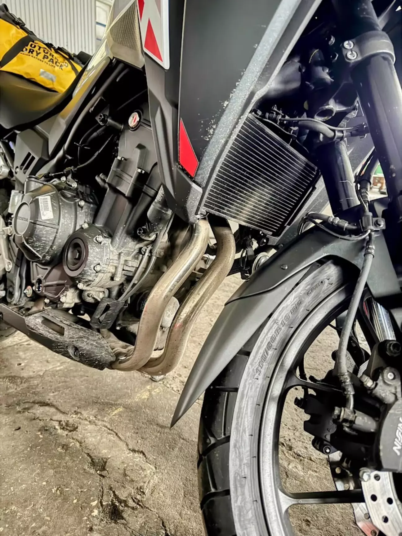 Крыло на месте - по фото можно увидеть как закидывает мотор, и это прост влажная трасса была, не лужи или грязь.