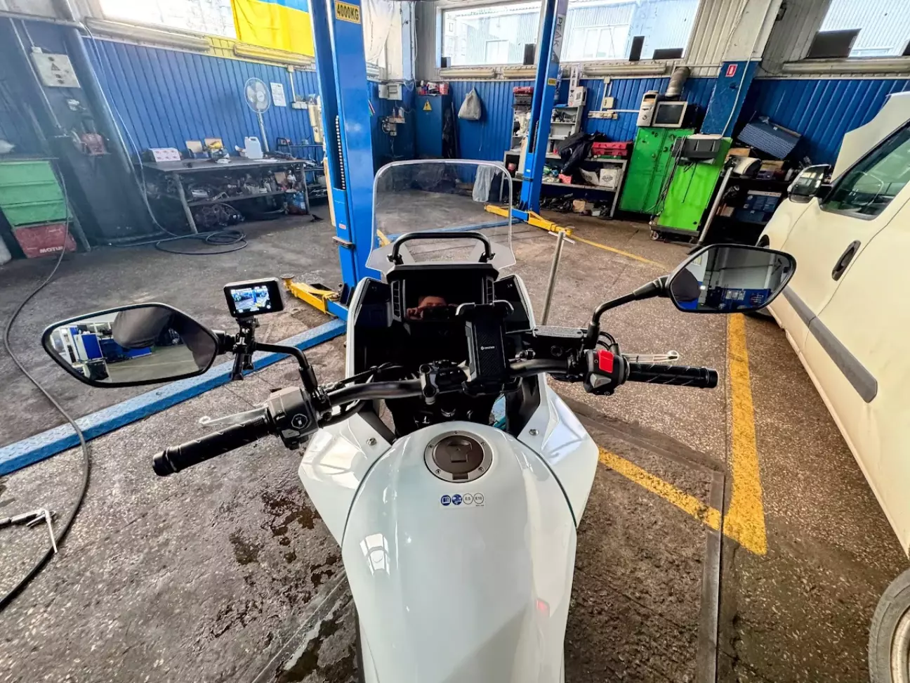 Установил камеру и держатель телефона.