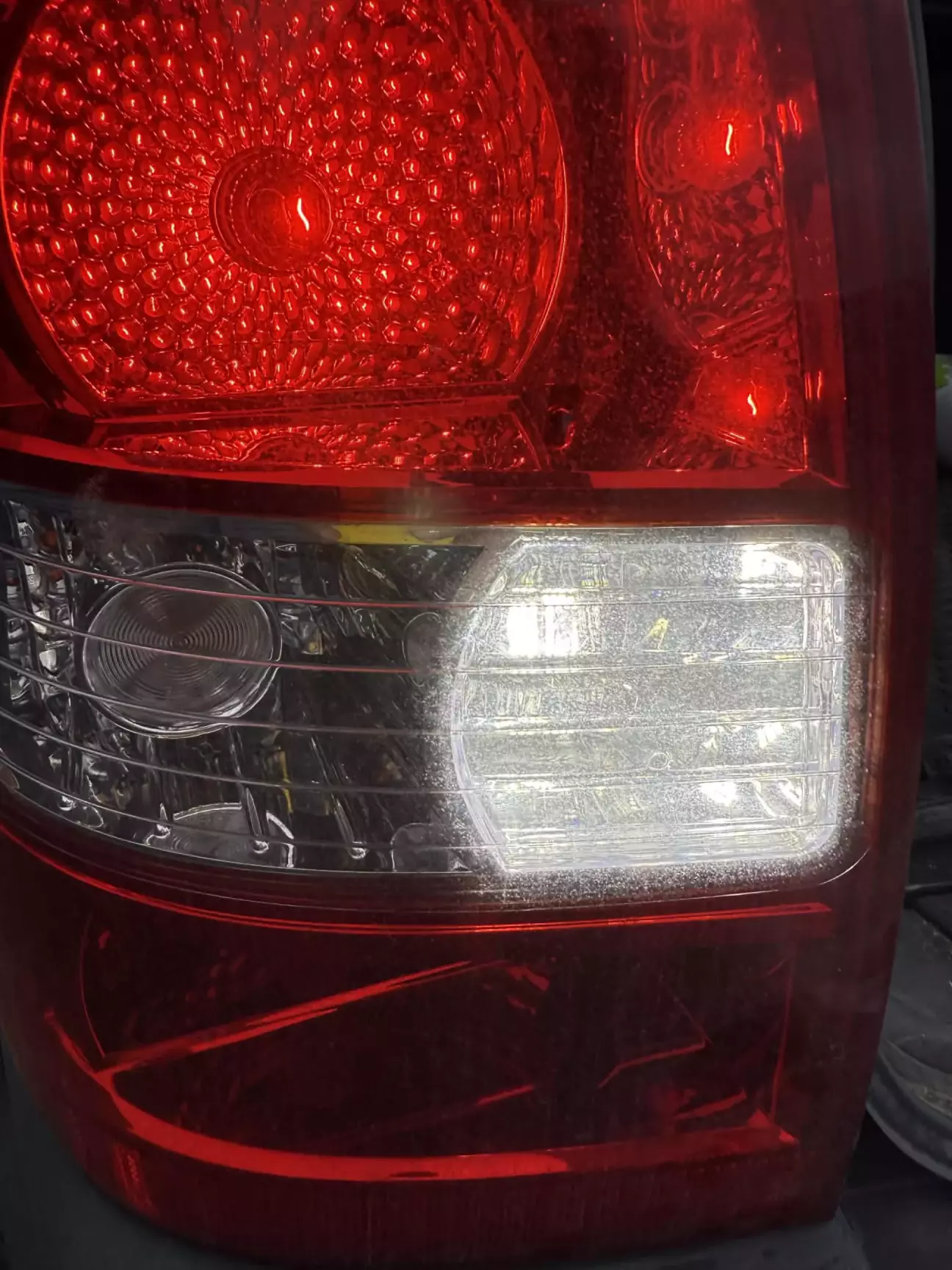 світить набагато краще штатного