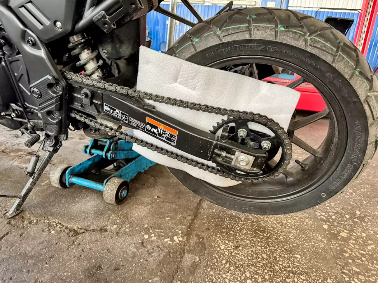 В процессе мойки цепи