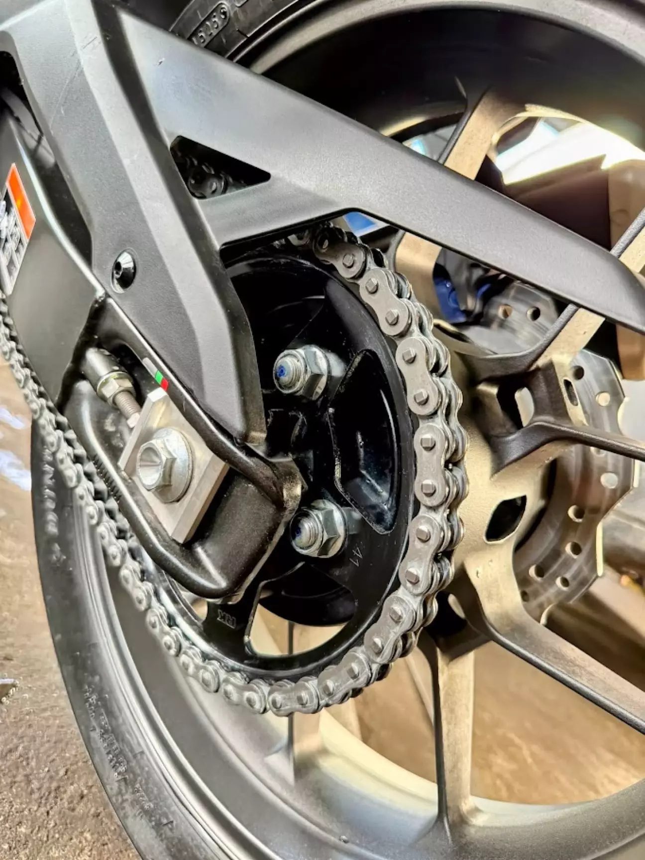 Чистенько все) В сухую погоду - она так держится где-то 700-800км точно, по книжке раз в 1тыс. км нужно мыть и смазывать.