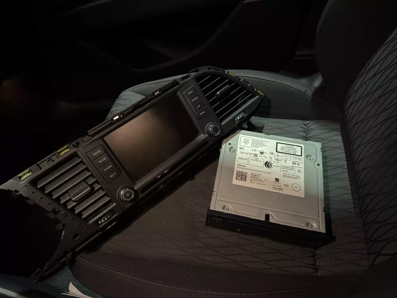 Як бачите, є надпис Nav, але лише 1 слот під SD-карту.