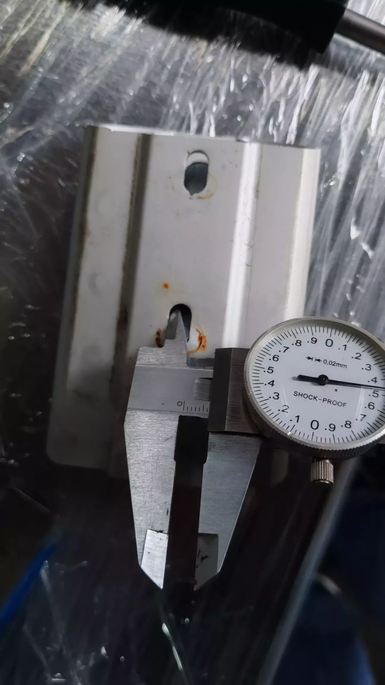 Нижні овальні отвори співвісні до верхніх, але пропорційно менше - 14х7,5 мм