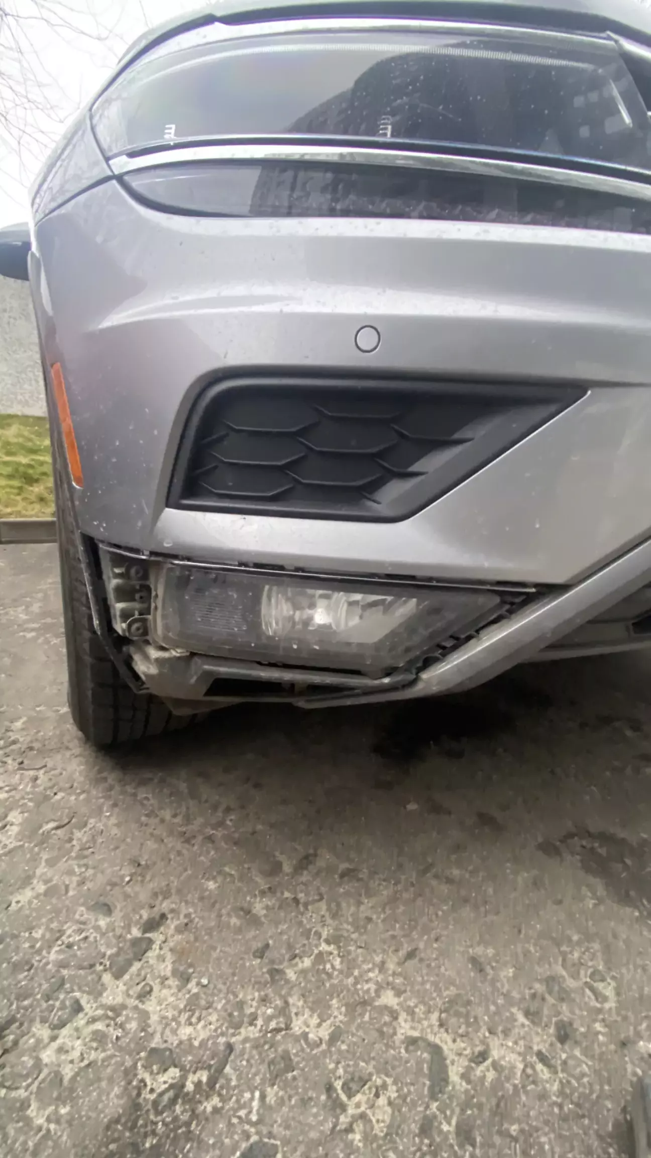 Обережно використовуючи пластиковий кліпсоз'ємник знімаємо, знову ж таки пластикову накладку :) І відкручуємо два саморізи, потім трошки тягнемо вліво (з правої сторони відповідно в право) саму туманку і від'єднуємо лампу.