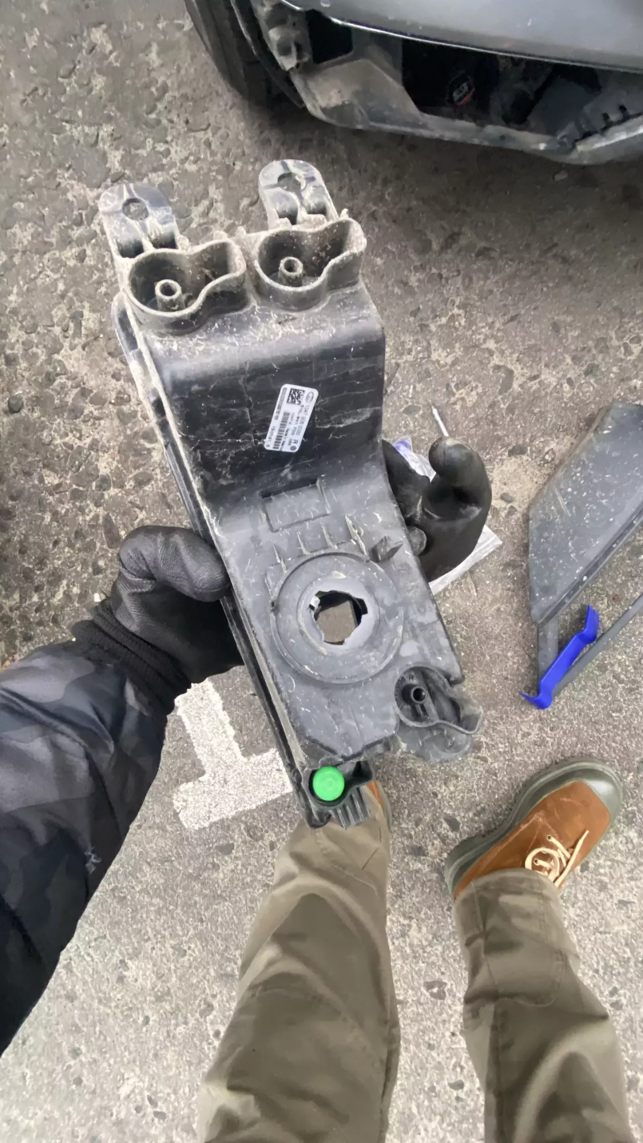 Знімаємо галоген, і ставимо на її місце лед, в мене з одним кріпленням на самій туманці була проблема, надламане трошки, але ущільнююче кільце вирішило питання і притисло її добре до корпусу туманки.