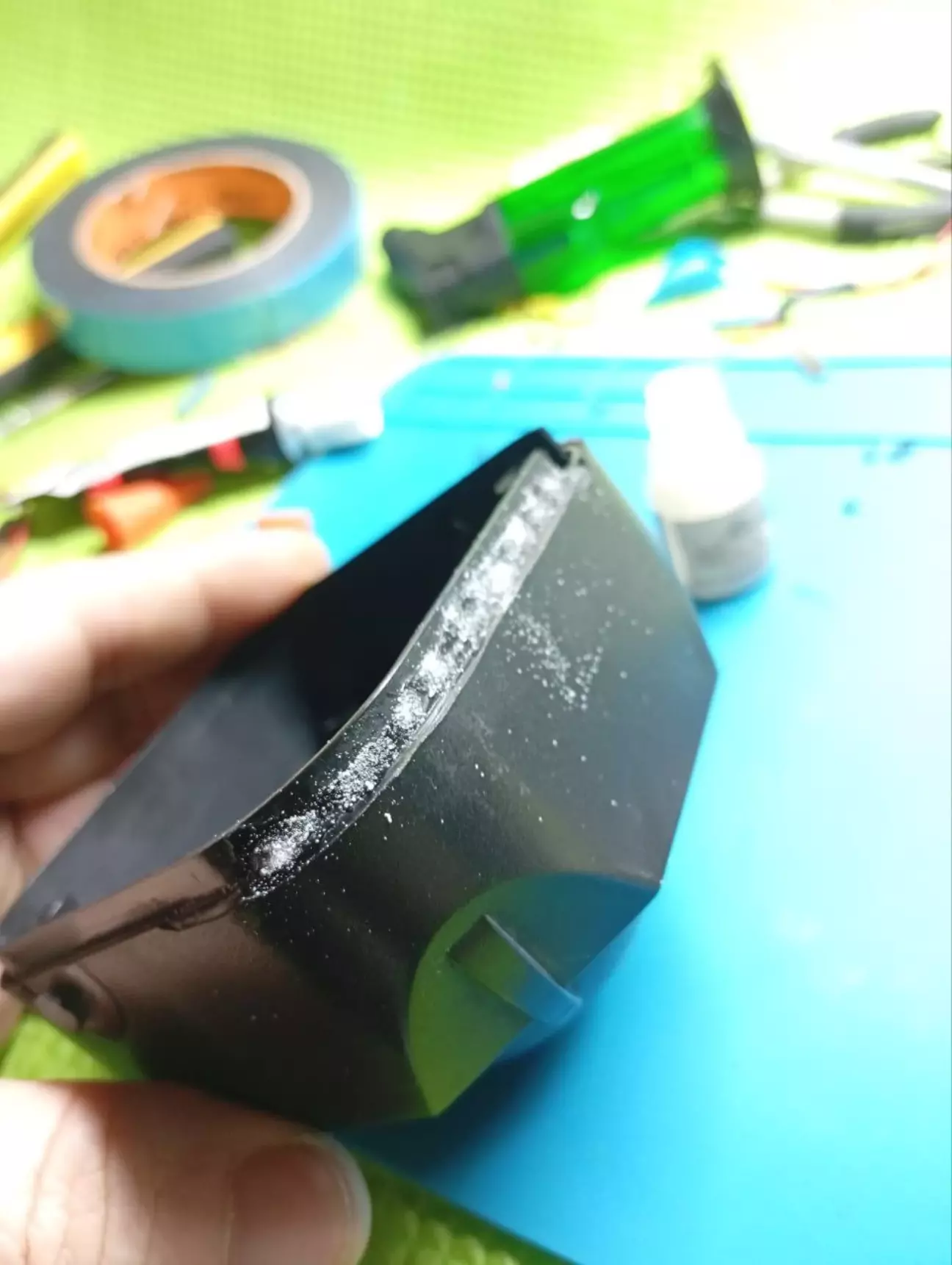 заклеїв бортик коробочки, розсипався в руках, пластик від старості вже не гугу...