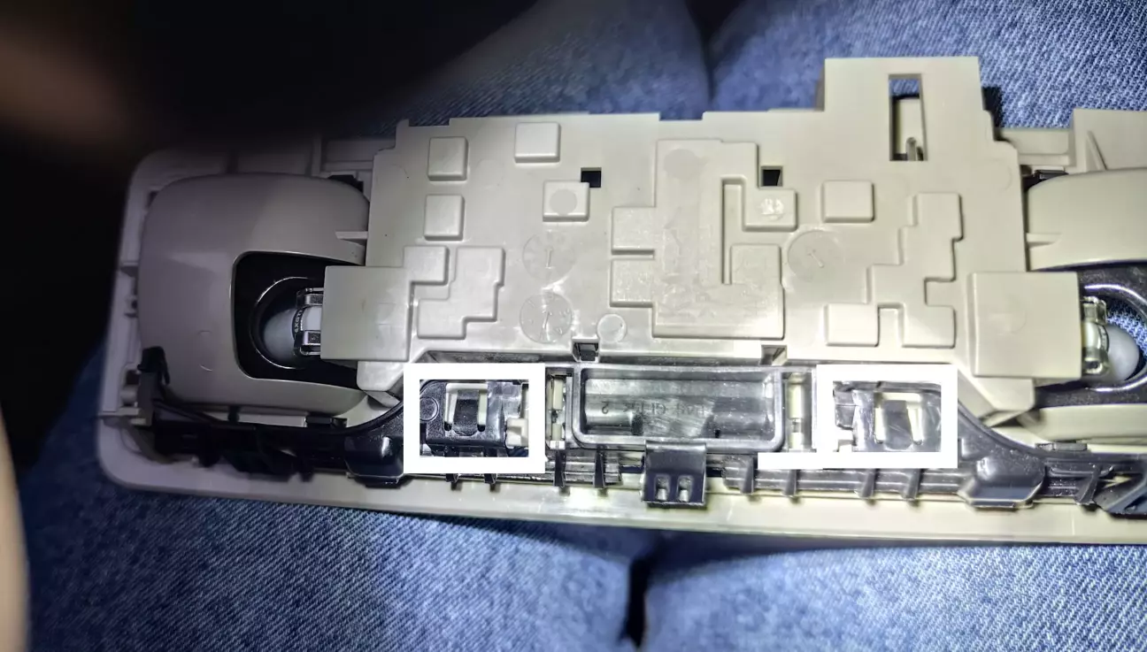 Розблокований стан де чорна зажимна частина відведена для зняття плафона з посадкового місця