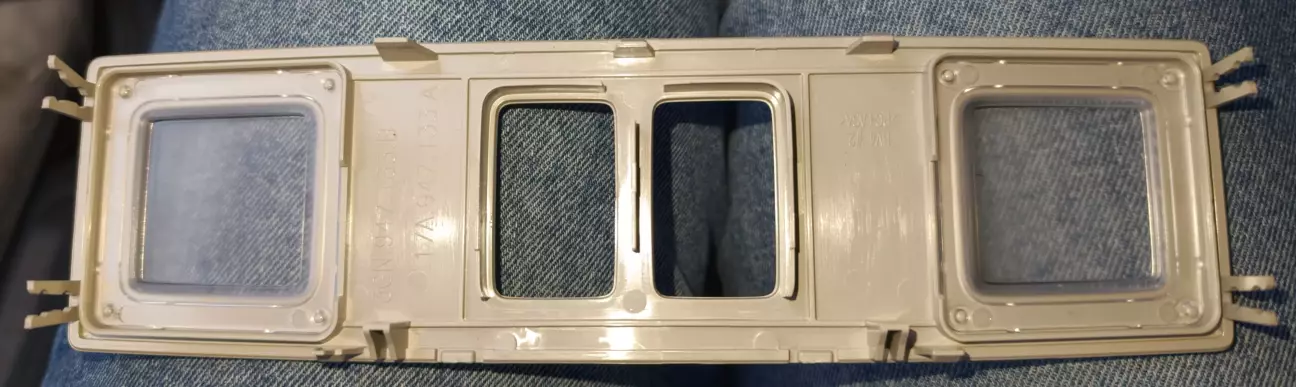 Місця в яких прозора частина тримається за плафон