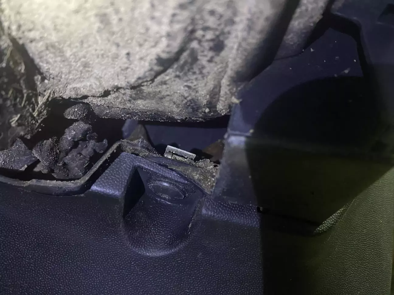 Проба кріплення знизу - все чудово. Далі чистка місця посадки і посадка