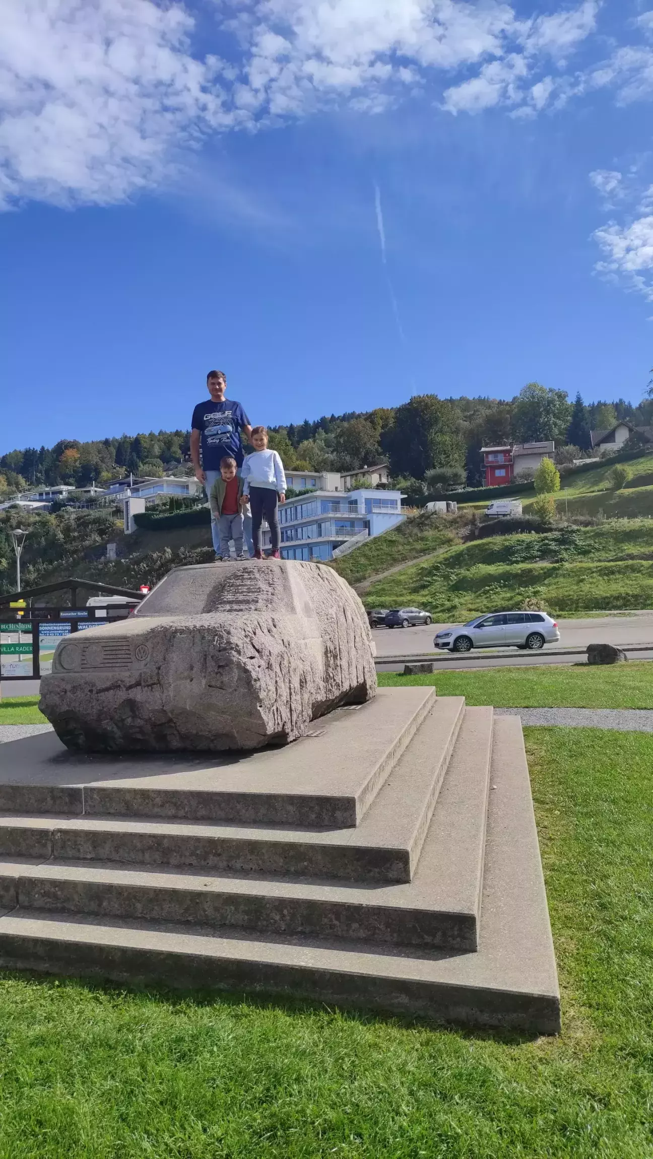 з дітками на даху та Срібною стрілою на задньому плані