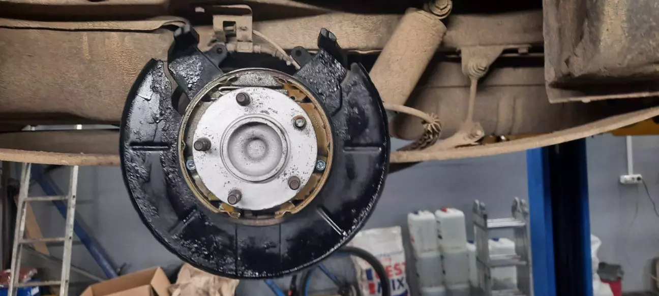 Процес заміни задніх гальмівних дисків.