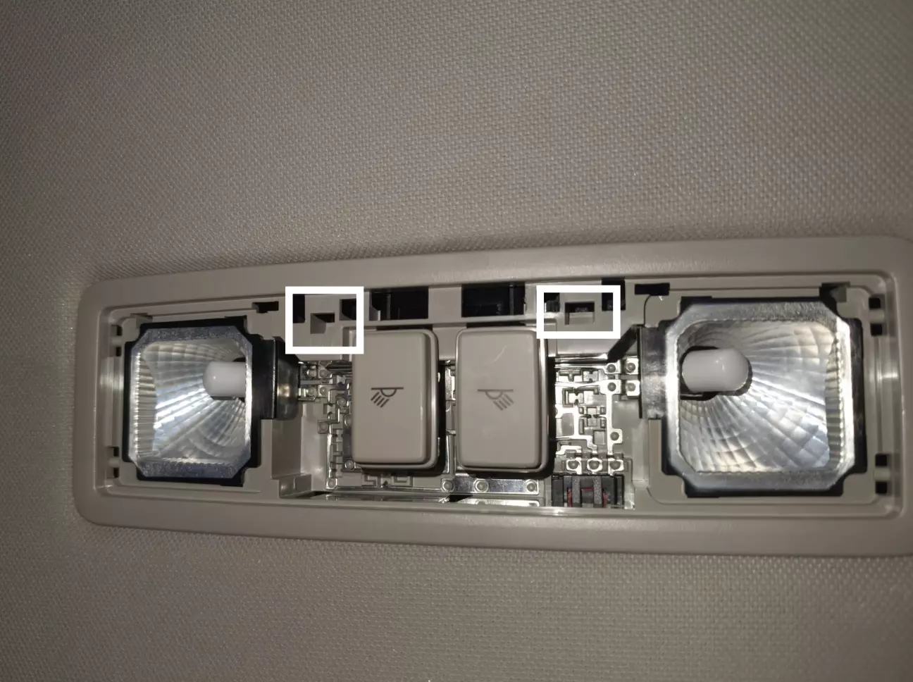 Місця куди потрібно просунути щось тонке аби зняти блокування