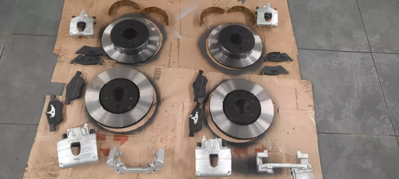 Нові гальмівні диски і колодки - всі від фірми Bosch, також колодки ручніка. Колодки ручніка Kamoka.