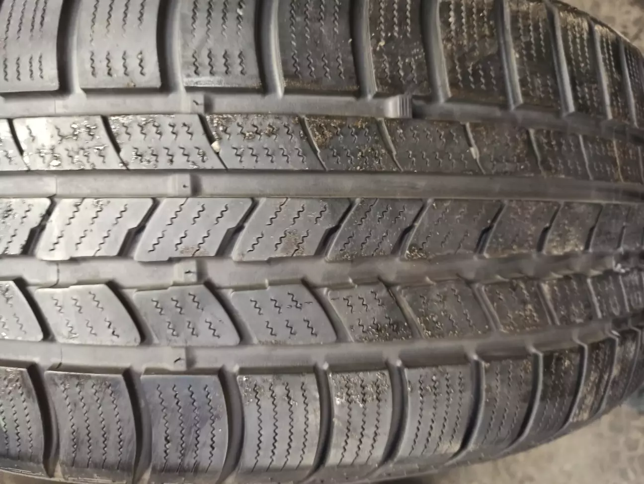 Купил два шины на переднюю ось. Nexen.