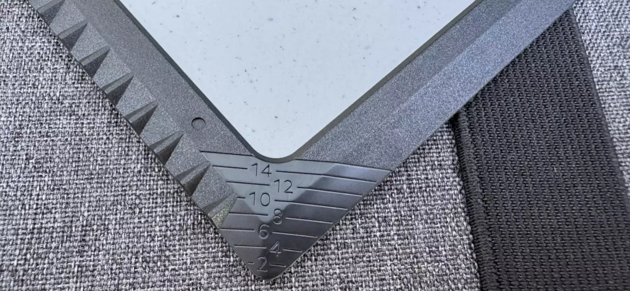 На кутах скребка є вимірювач глибини протектора шин