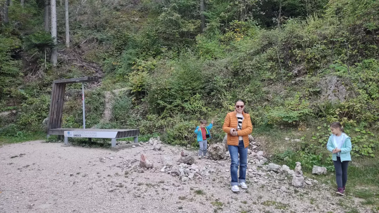 донечка будує вежі, а син із задоволенням їх руйнує...