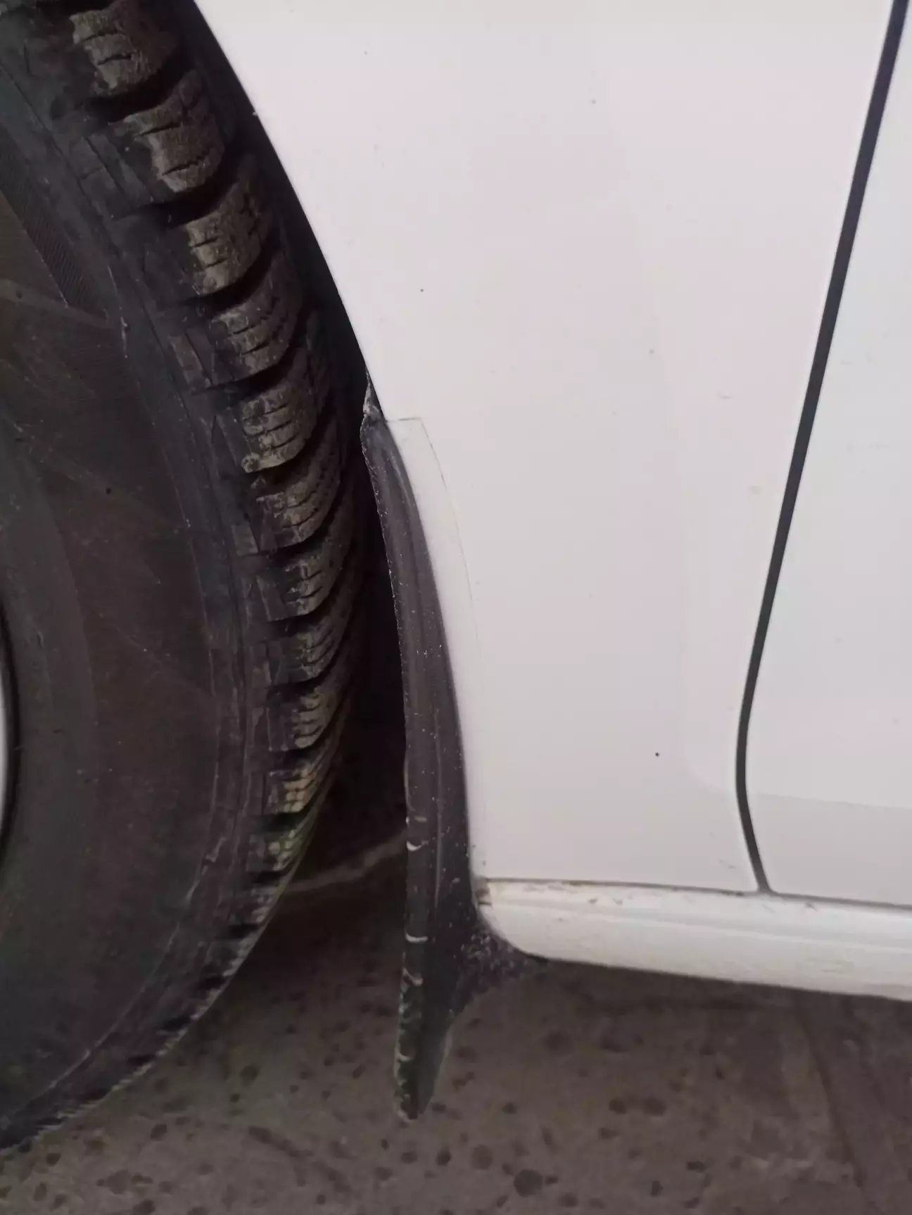 Можливо прийдеться розрізати між крилом і порогом бо наклеєно суцільним куском