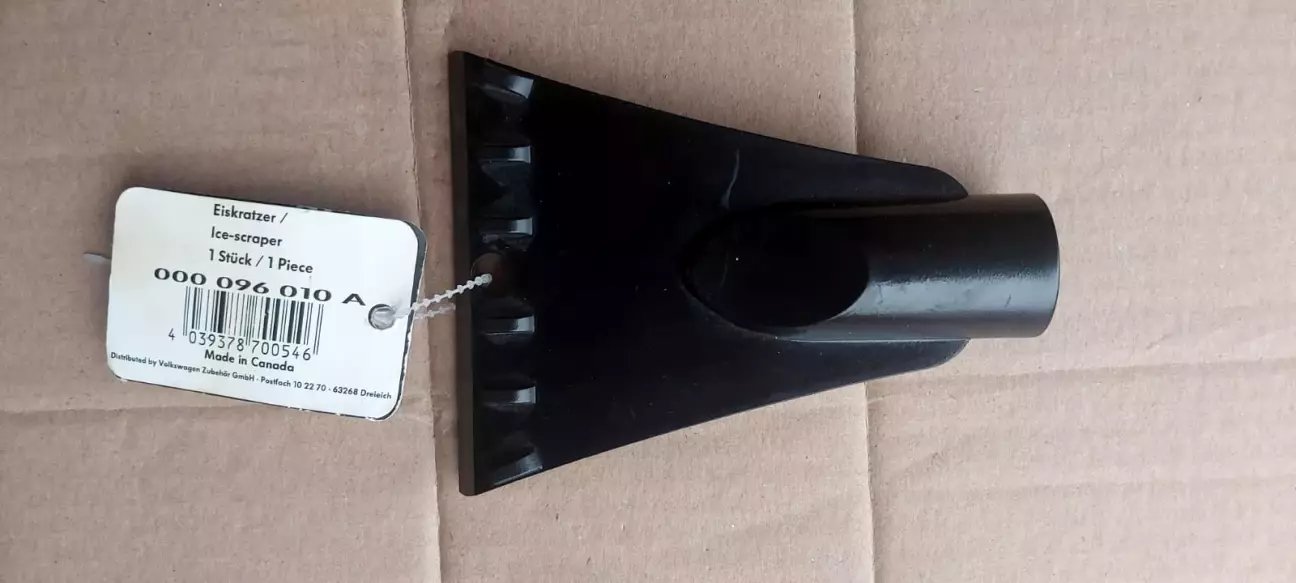 Задня частина щітки (шкребок) з біркою "made in Canada"