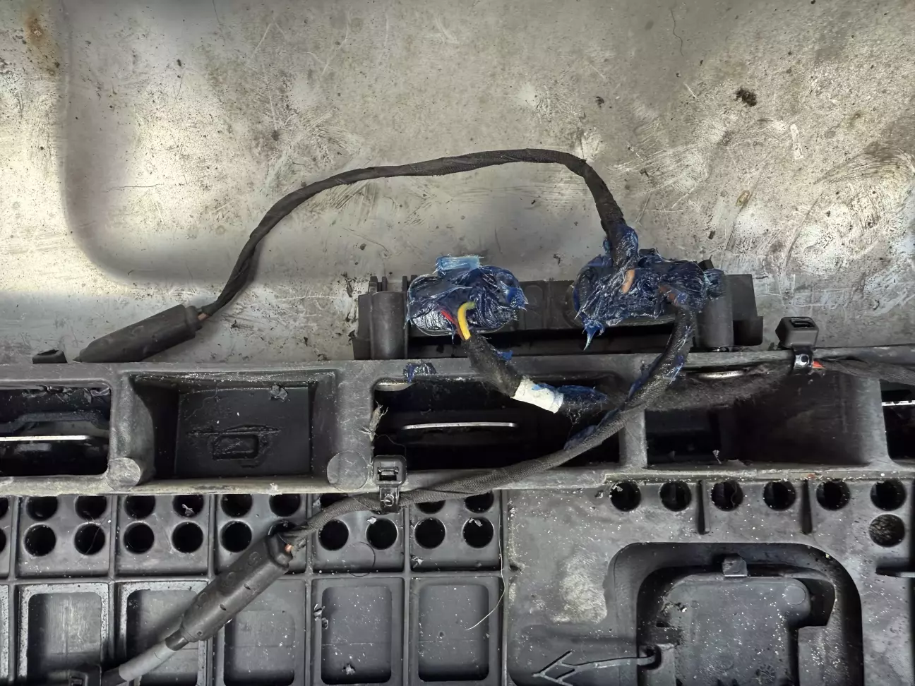 Рекомендую змастити розʼєми чимось водовідштовхуючим