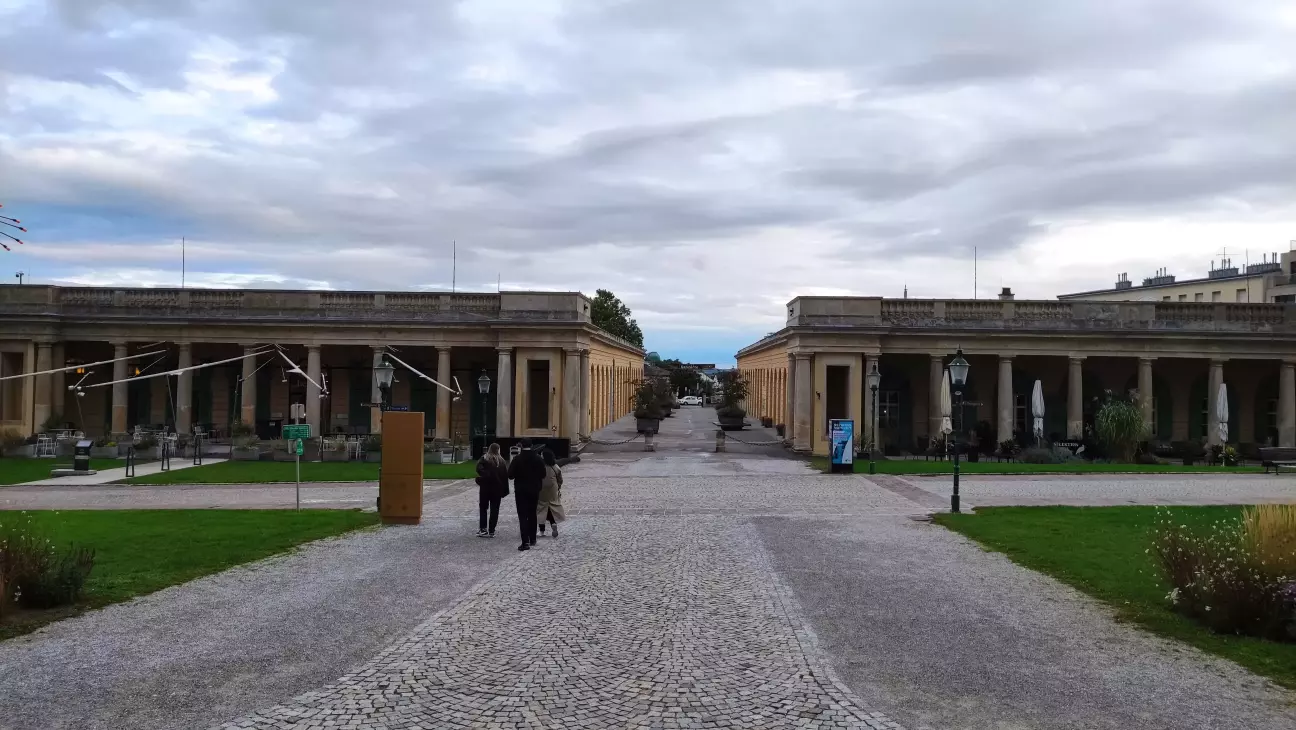 вид на будівлі замкового комплексу з порогу замку