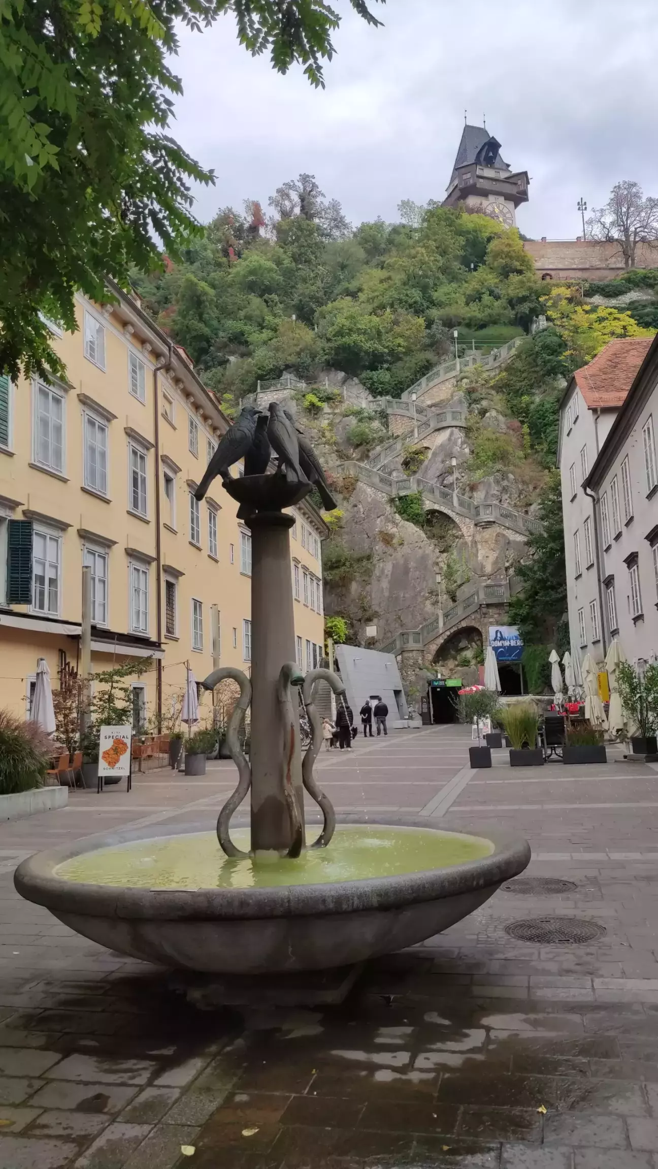 вид на сходи до замку та вхід до замкового тунелю