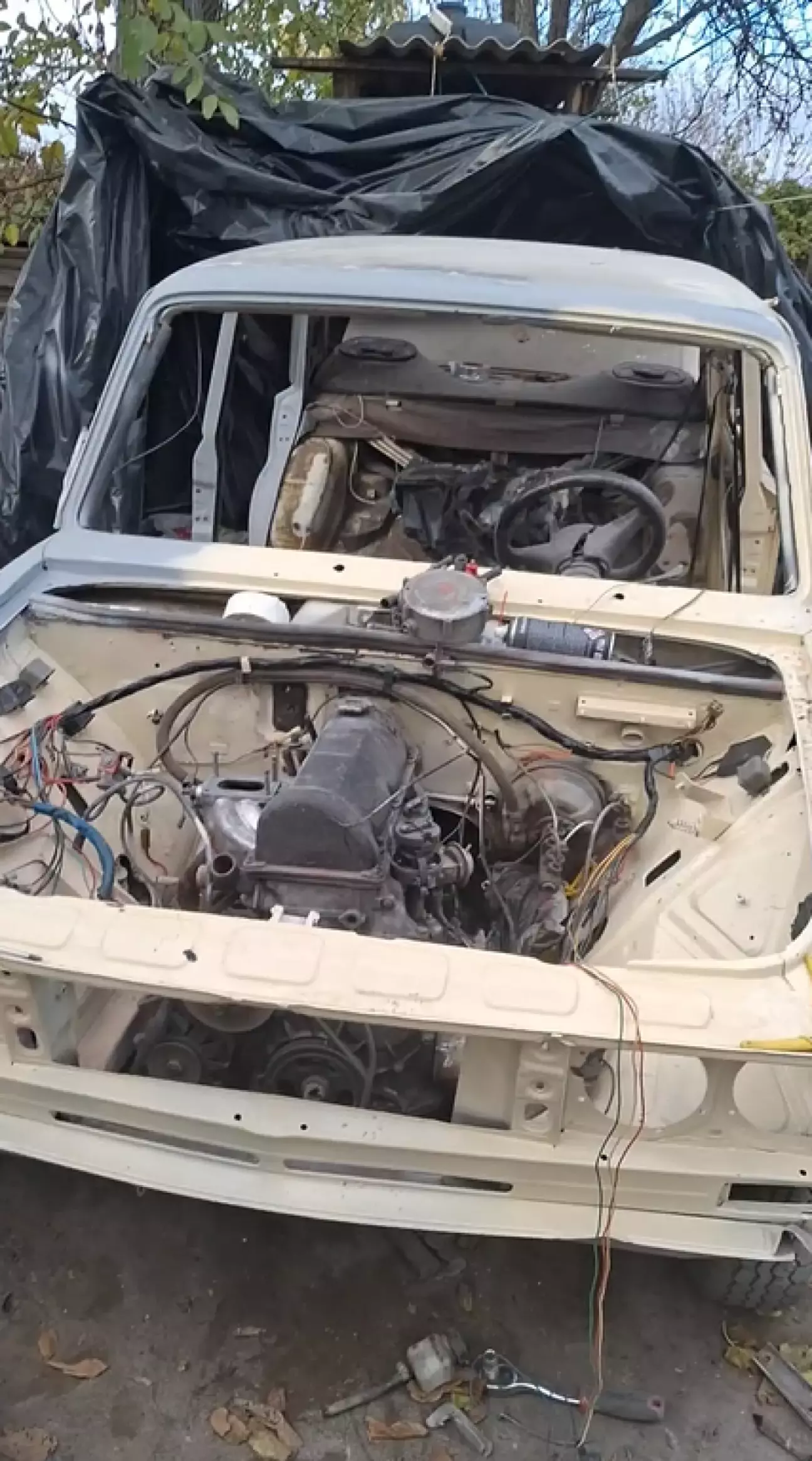 Майже зібрана підкапотна проводка.