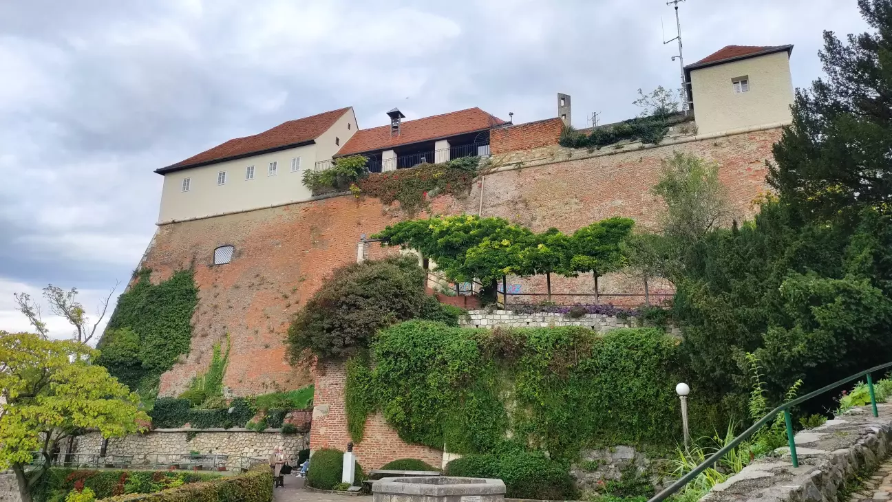 вид з замкового саду на бастіони