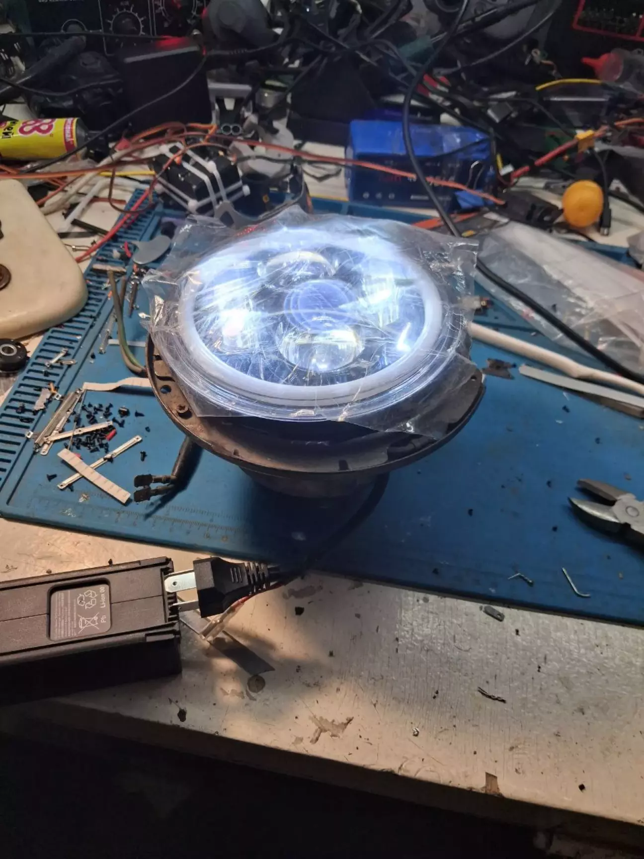 Поставив пружинку, замінив регулювальні болтики і гайки, поставив фару, все ок.