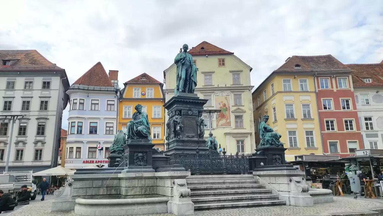 головна площа з фонтаном ерцгерцога Йоханна Австрійського