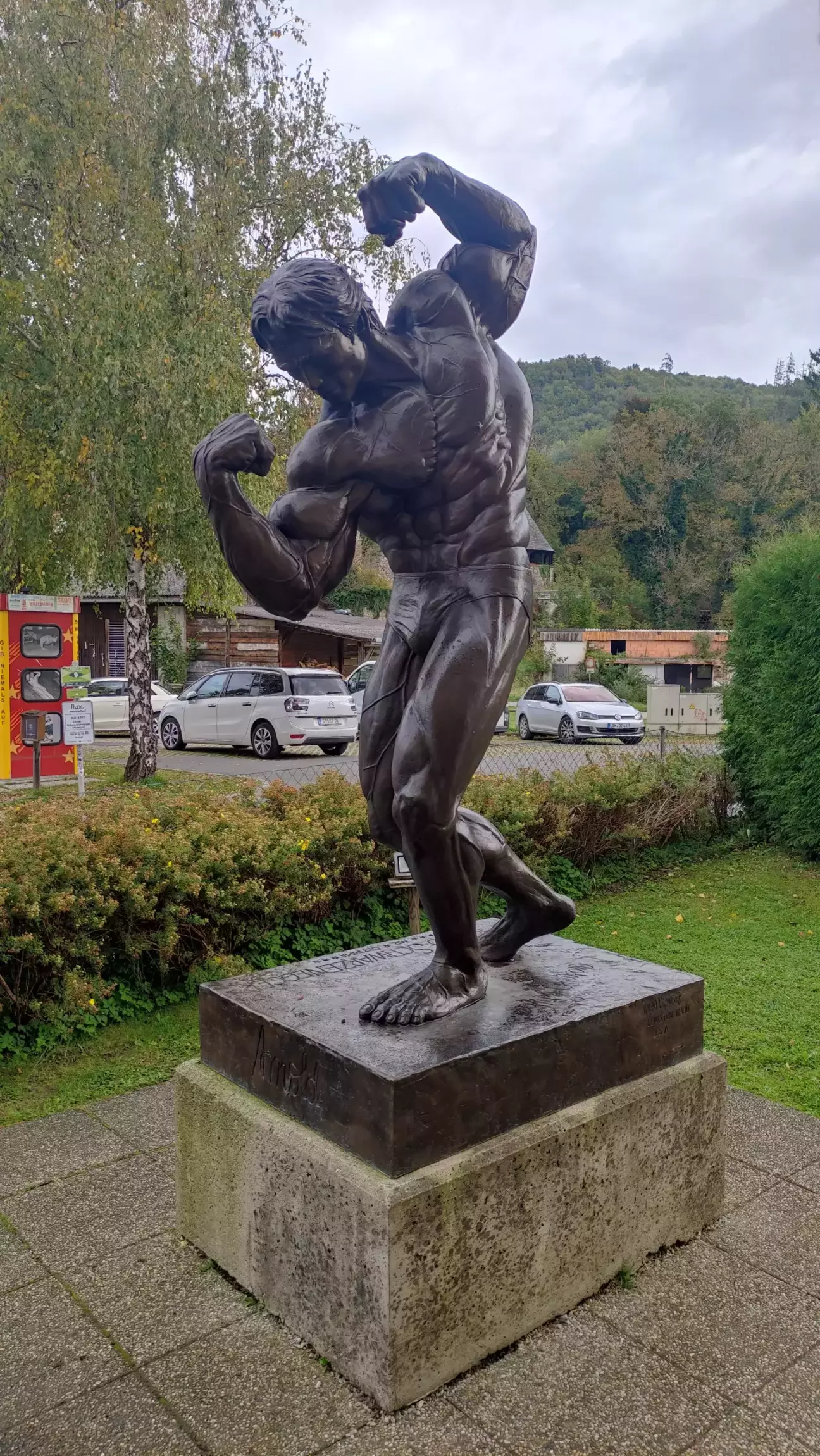 статуя Арні та Гольф на задньому плані