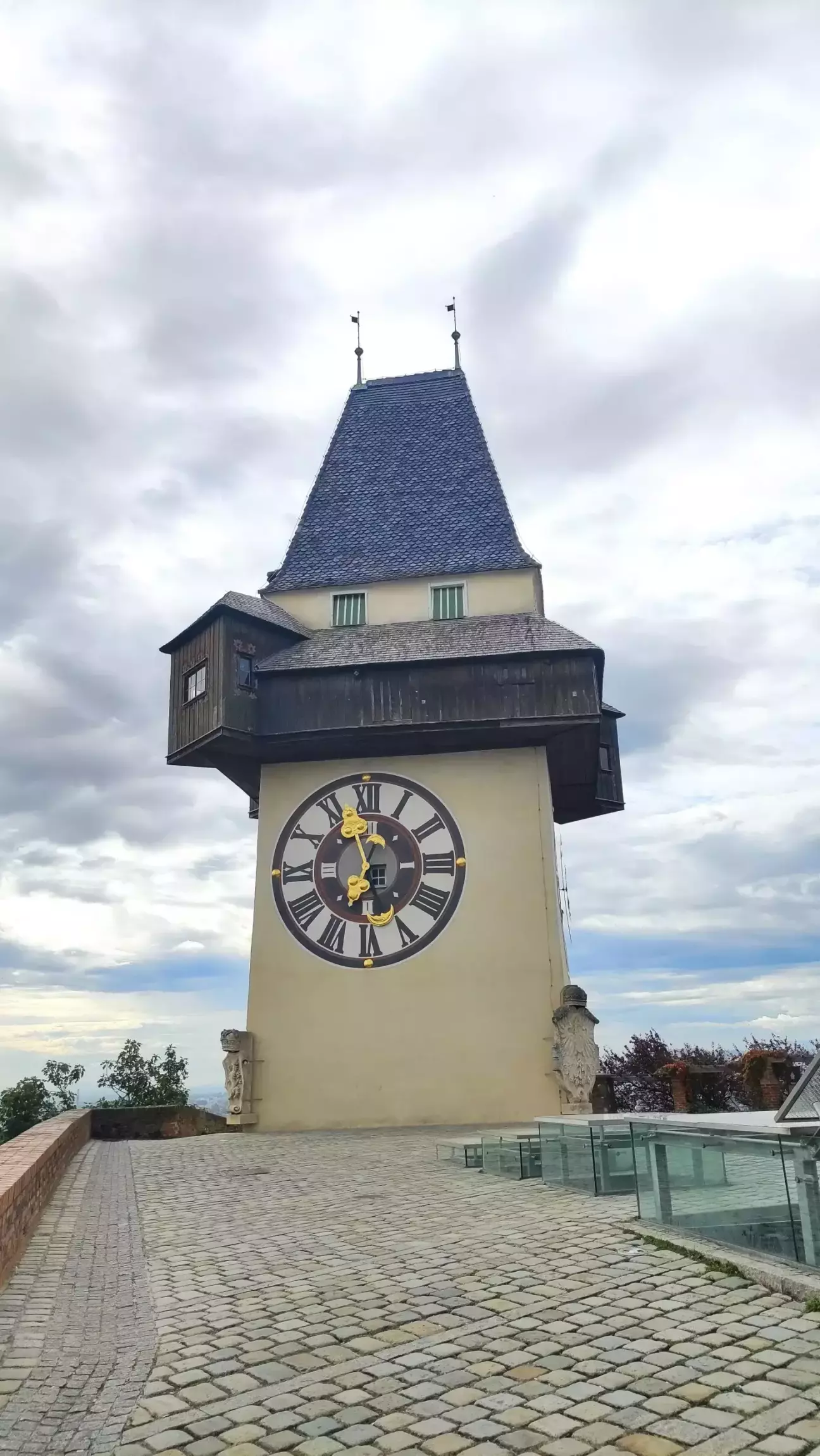 символ міста - 24метрова годинникова вежа