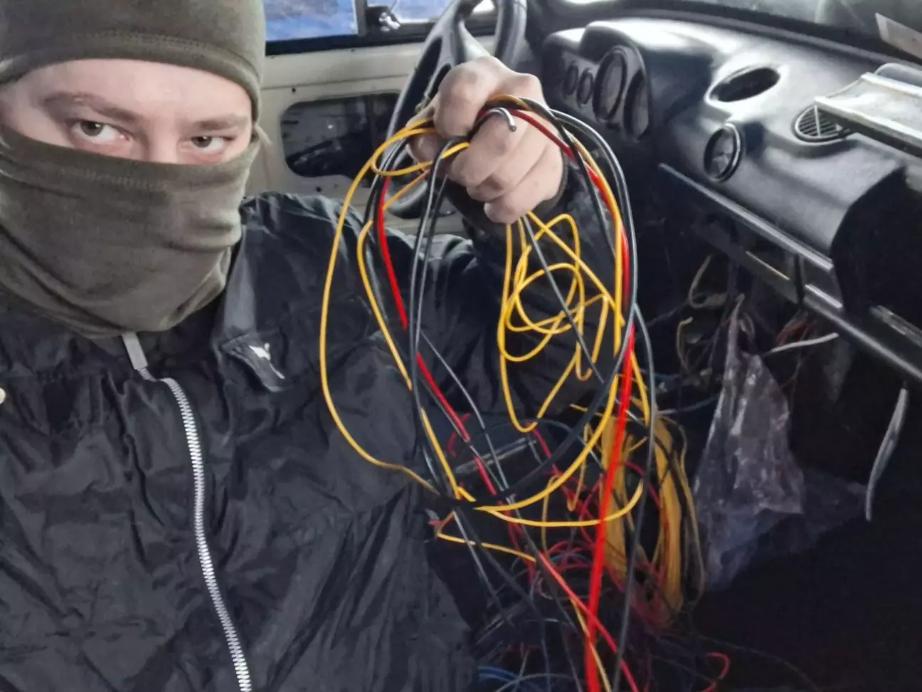 Розбираємося з проводкою. Холодно...