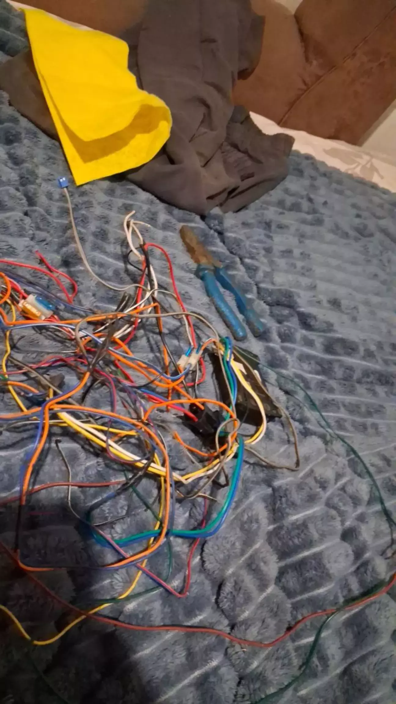 Проводка від сигналка. Голову зломати можна.