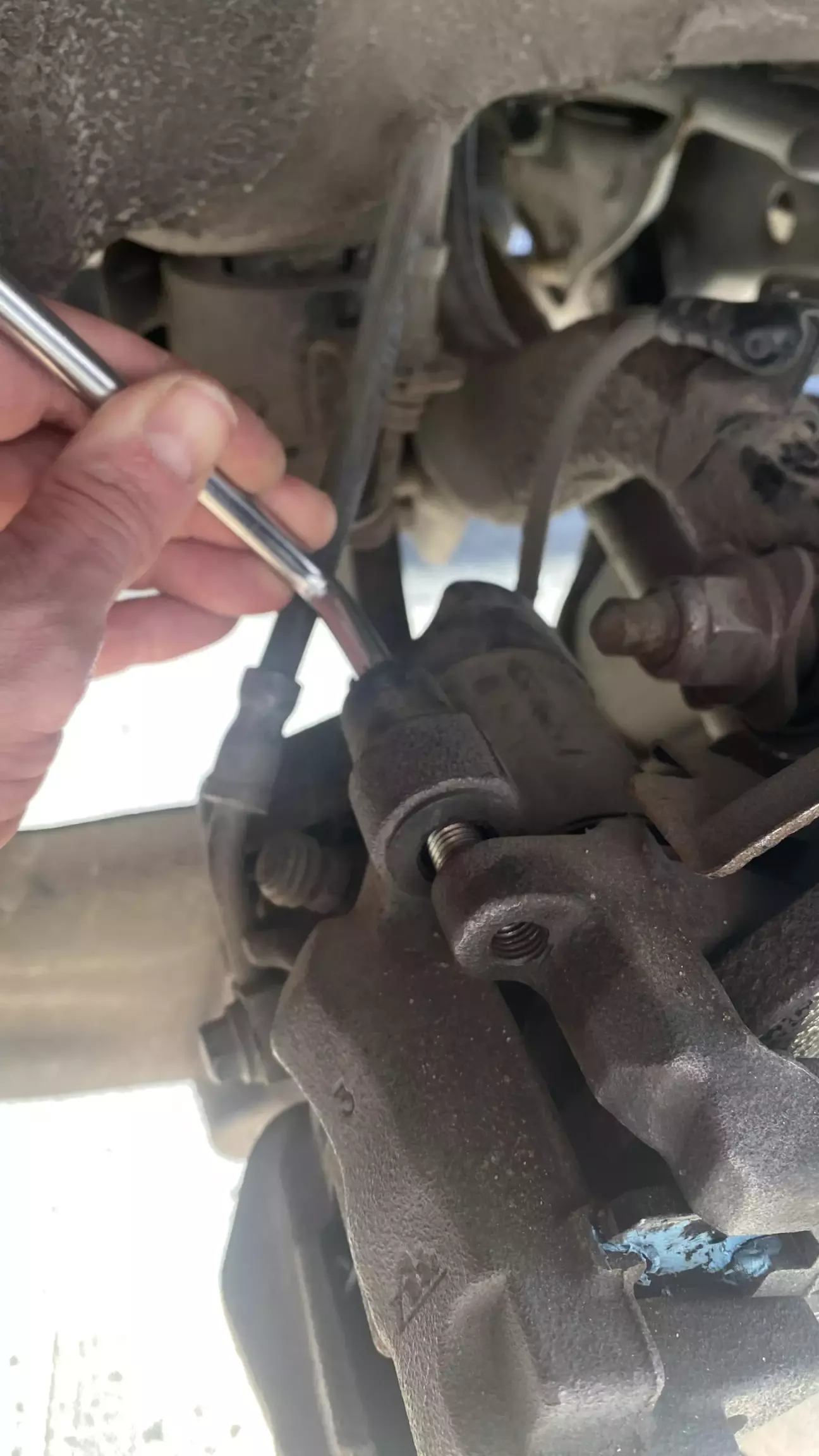 Далі викручуємо болти один зверху і один знизу та знімаємо супорт