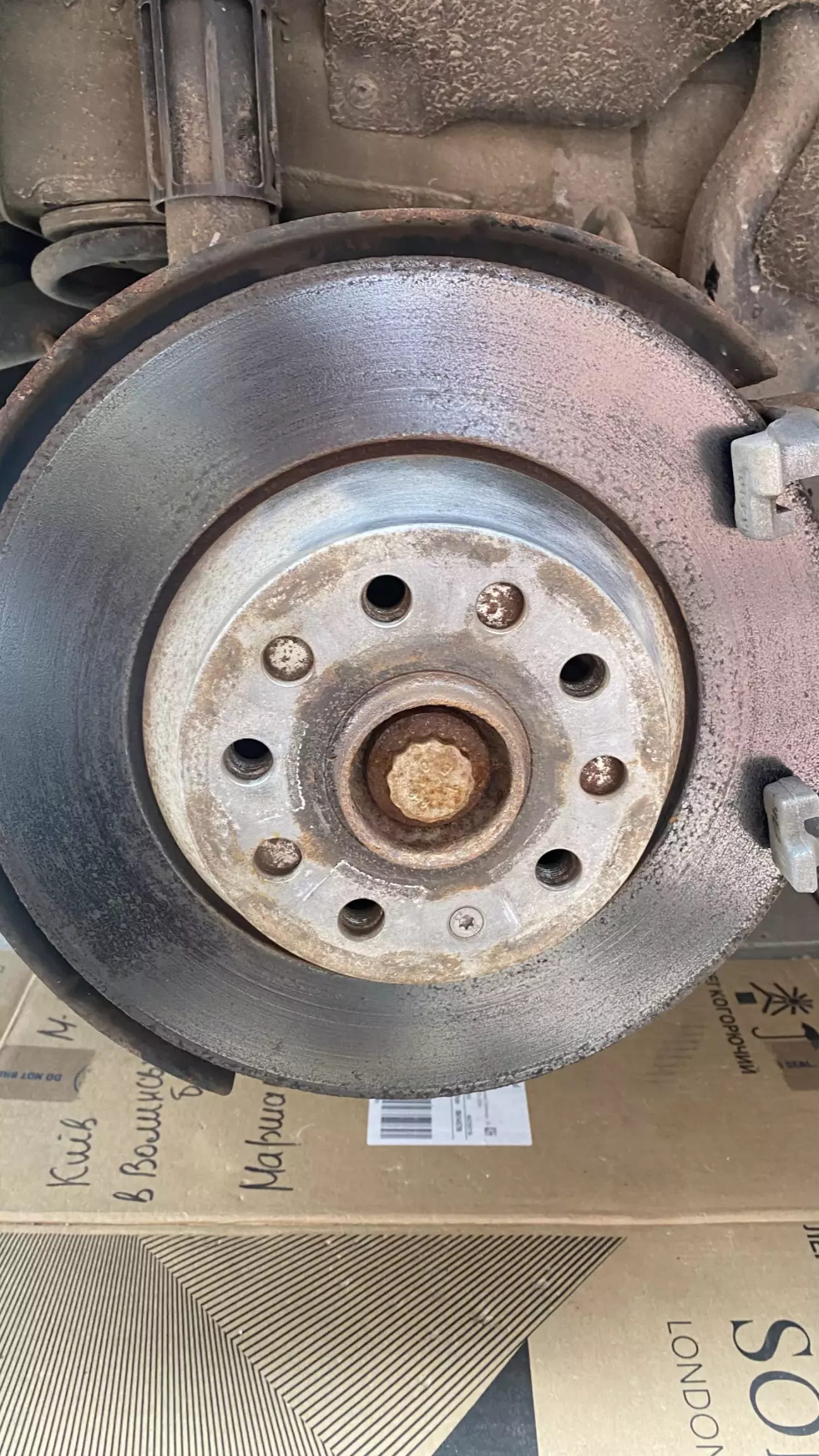 Зняв гальміний супорт, тут ще краще то все видно.