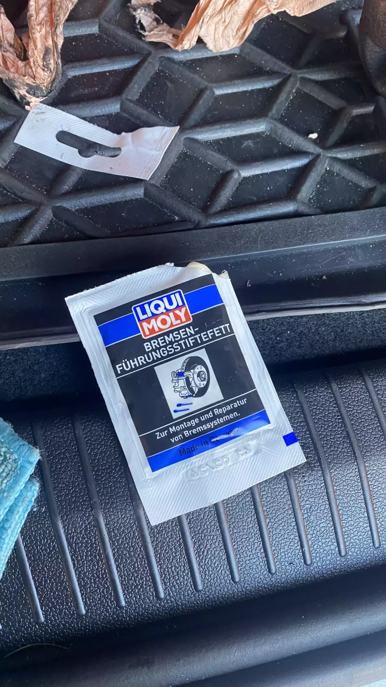 Нею ж і промазав всі направляйки всіх супортів і передні і задні.