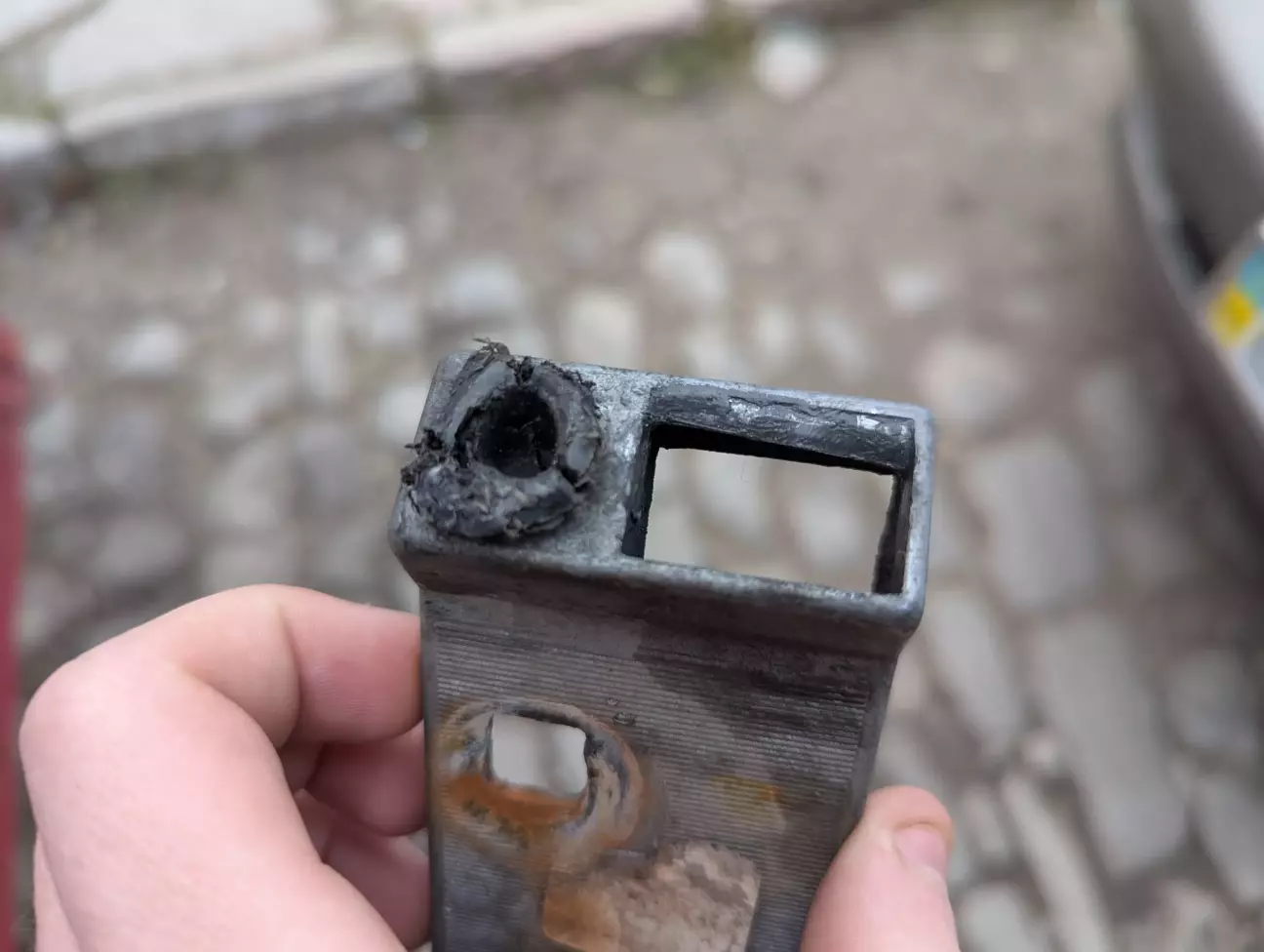 На фото видно як сточило і нижню частину замку.