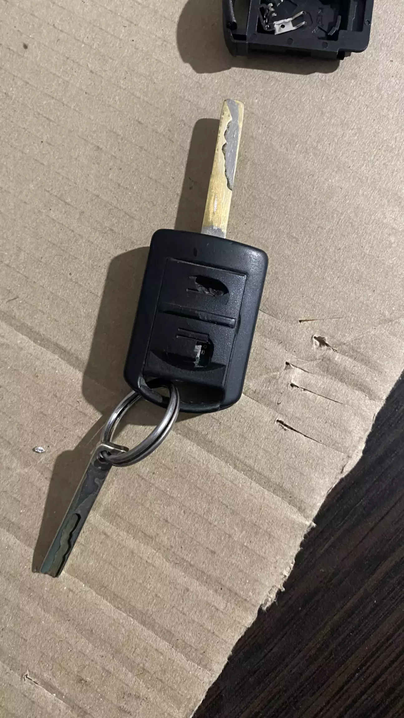 Частина ключа - там де кнопки була протерта вже до дір 😂