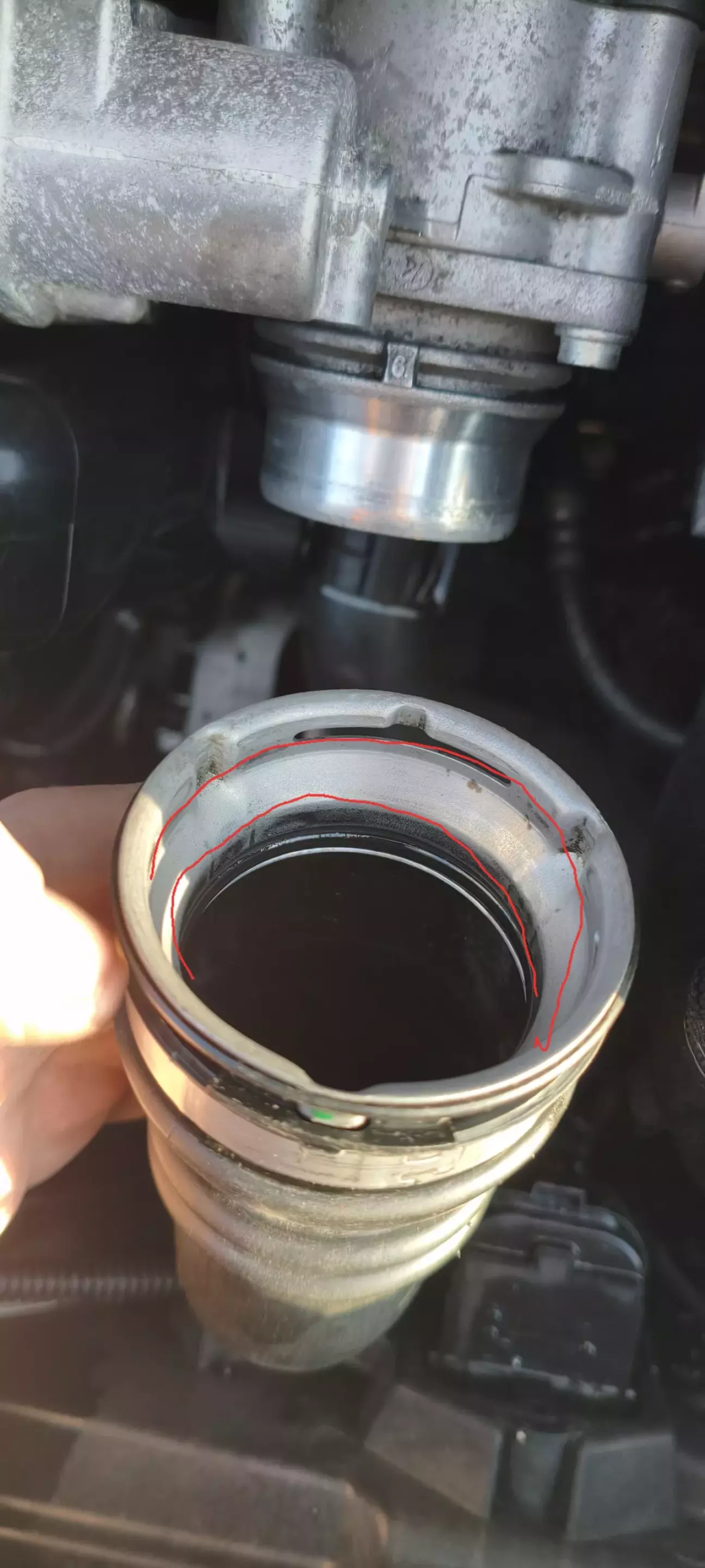 Контактувати стара манжета буде з цим конусом на патрубкі.